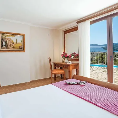 Villa Rachi Sleeps 8 Air Con Wifi
