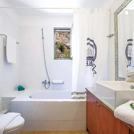 Villa Rachi Sleeps 8 Air Con Wifi *